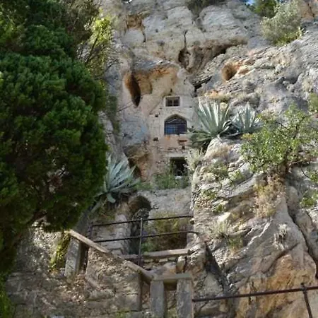 Aml Πανσιόν 4*